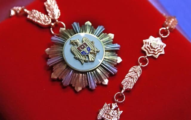 Mecanismul de acordare a alocației pentru merite deosebite față de stat