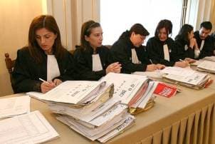 Avocaţii şi notarii vor fi impozitaţi pe vechi