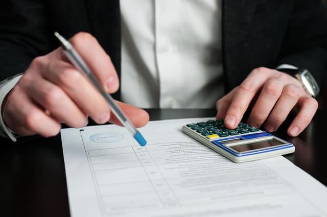 О порядке ОМС неработающего пенсионера, сдавшего в аренду свою квартиру