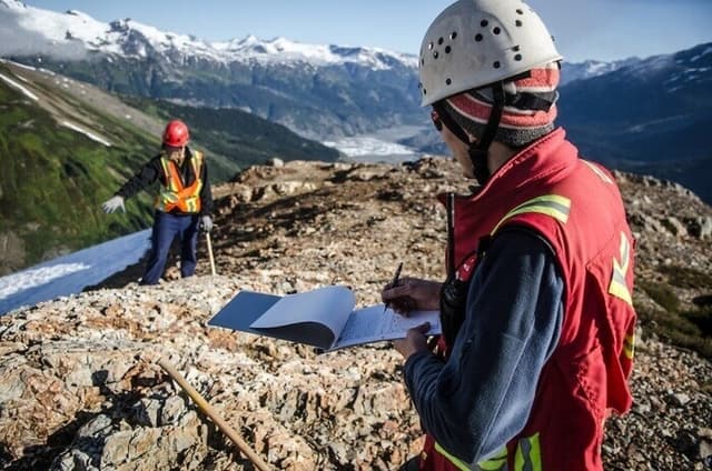 Взносы ОГСС и ОМС от компенсационных выплат работникам ассоциации, занимающейся повышением плодородия земли