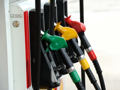 Paradoxal: Carburanţii din Moldova se scumpesc pe când cei din Europa sunt la minimul ultimilor trei ani