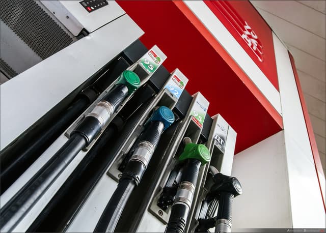 Benzina se ieftinește, iar prețurile la motorină vor crește cu un ban