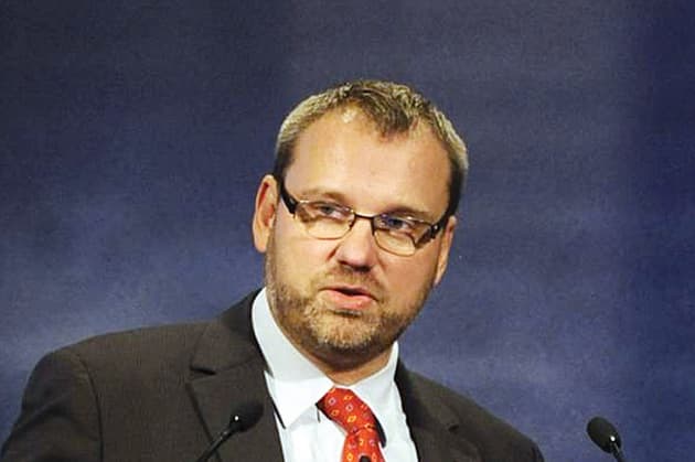 Wolfgang Münchau, FT: Zona euro nu are nevoie de salarii mai mari sau de fixarea preţurilor, ci de suspendarea pactului fiscal