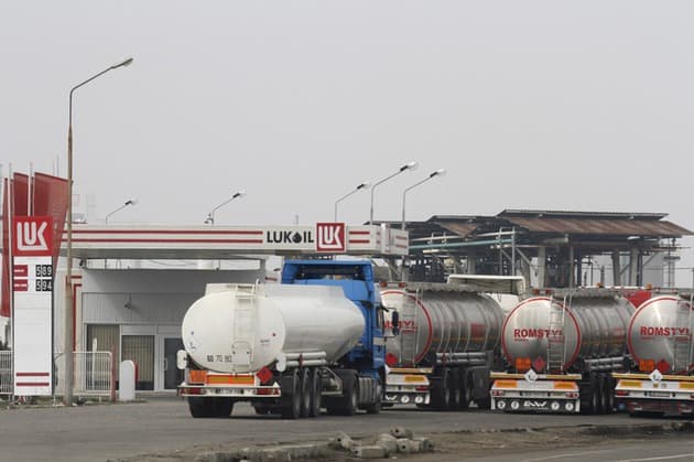 Moldova, afectată de închiderea rafinăriei de la Ploiești. Lukoil: Prețurile la carburanți vor crește