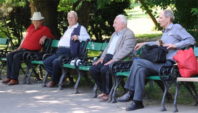 Opinie: privarea pensionarilor de dreptul de a munci, inacceptabilă