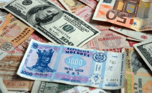 Курс евро и доллара: как он менялся в этом году и чего ожидать в следующем