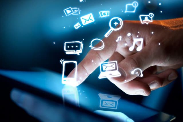 Volumul total al vânzărilor serviciilor transmisiuni de date şi acces la Internet la puncte fixe au crescut cu circa 16%, în nouă luni ale anului