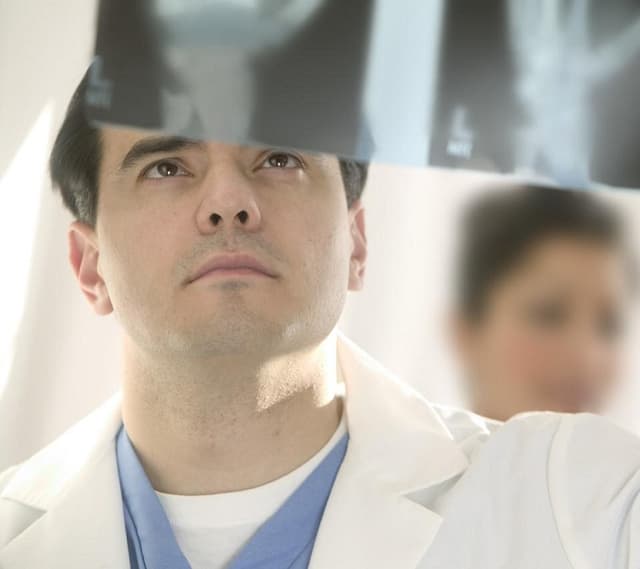 Statul crează condiţii pentru concurenţă în tratarea bolilor  oncologice