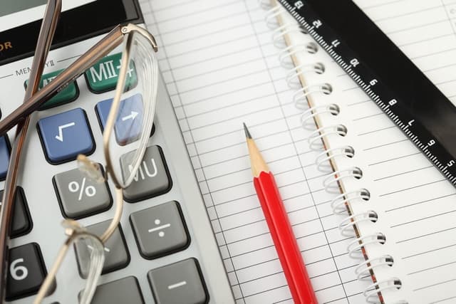 Pensia anticipată: perioadele necontributive sunt excluse din stagiu