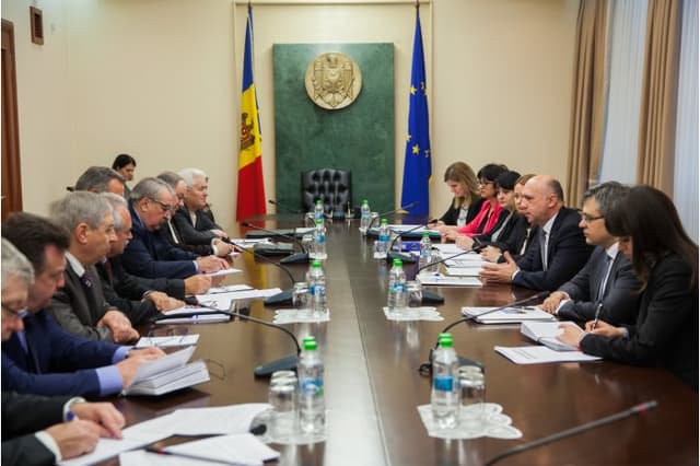 Премьер обсудил с представителями профсоюзов пенсионную реформу