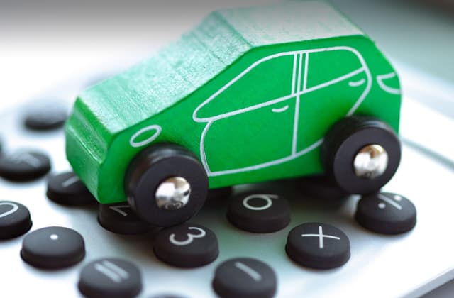 Moldovenii au plătit 300 mil. lei pentru procurarea poliței Cartea Verde