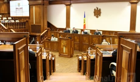 Парламент проголосовал за отставку правительства Стрельца