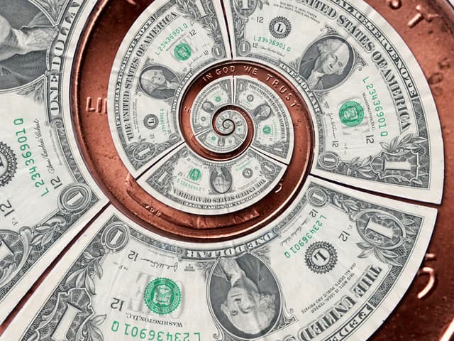 Remiterile de bani ale moldovenilor, „mâncate” de criza din regiune