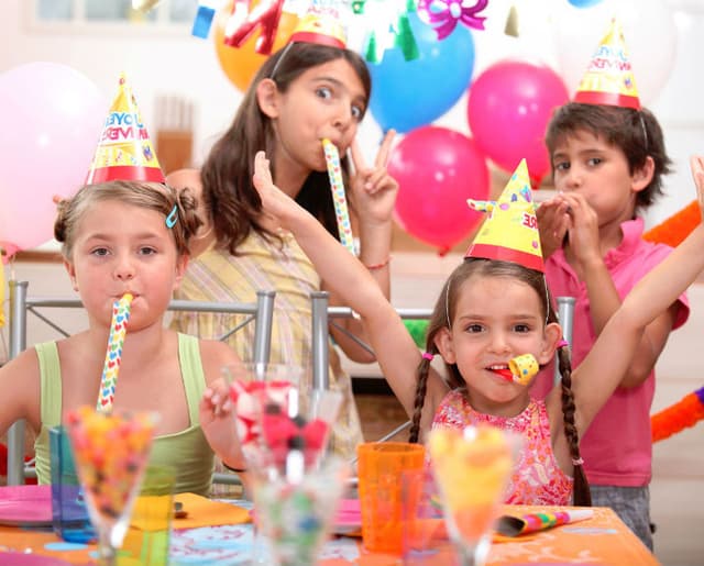 Ребенку выставили счет за пропуск дня рождения друга