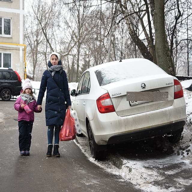 Кто главный... на тротуаре