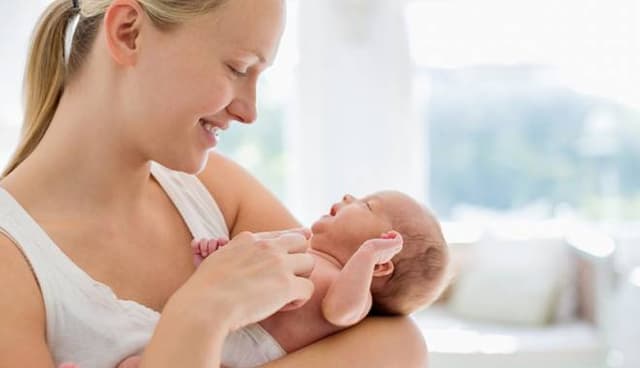 Indemnizația la nașterea copilului crește până la 5300 lei