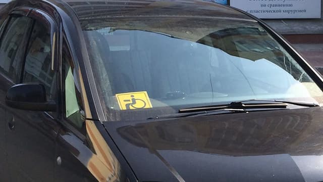 Taxa pentru folosirea drumurilor de către persoanele cu dizabilități: achitarea de către proprietari sau posesorii vehiculului?