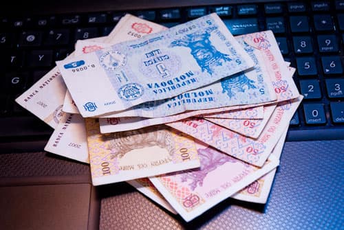 Крупные банки "давят" на курс лея, двигая его в сторону незначительного укрепления