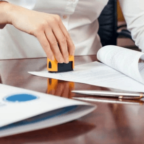 Obligația aplicării ștampilei pe documentele contabile, exclusă din mai multe ordine ale Ministerului Finanțelor