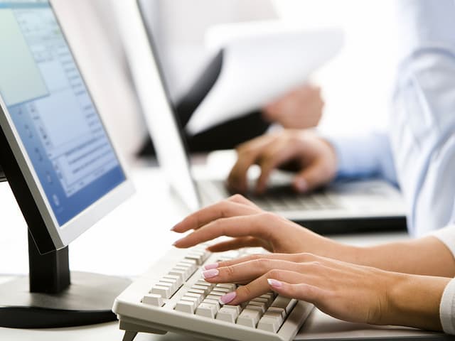 Sondaj Național Anual 2013: a crescut numărul gospodăriilor care dispun de calculatoare și au acces la Internet