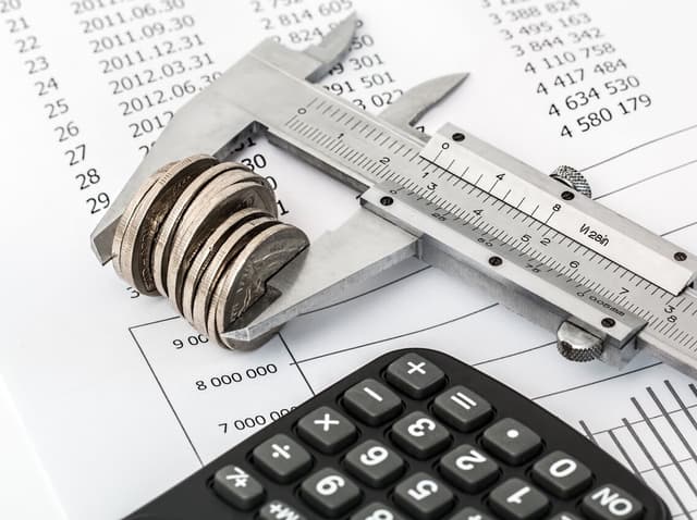 Despre limitarea bazei de calcul la stabilirea indemnizaţiilor de incapacitate temporară de muncă