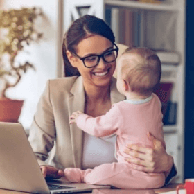 После выхода в отпуск по уходу за ребенком женщины могут работать и получать пособие по материнству 