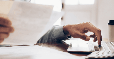 Poate fi sancționat contribuabilul care nu este înregistrat în calitate de plătitor al TVA pentru neeliberarea facturii fiscale pentru serviciile de administrare a blocurilor de locuințe?