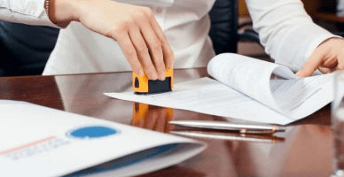 Este obligatorie aplicarea ștampilei pe factura fiscală la expedierea mărfurilor/serviciilor?