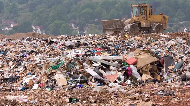 Producătorii autohtoni solicită taxe mai mari pentru poluarea mediului în schimbul unei uzine de prelucrare a deşeurilor