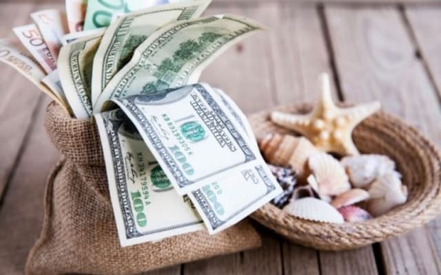 Când ar putea fi restituiți banii pentru pachetele turistice