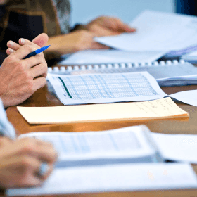 Se vor include în limita stabilită de 1,2 mil. lei sumele refacturate în cazul serviciilor comunale?